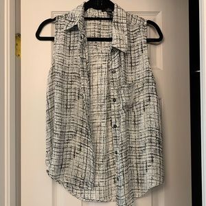 Sleeveless collared black and white button down